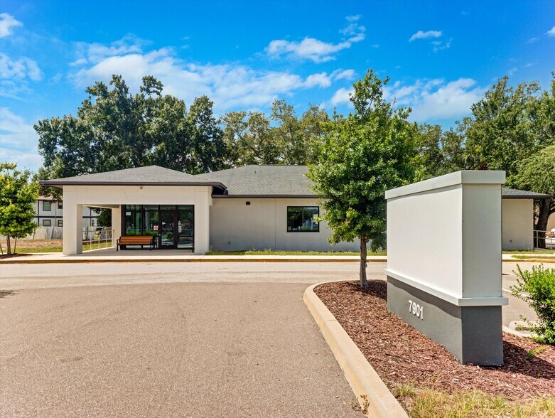 7901 Palm River Rd, Tampa, FL à louer - Photo de l’immeuble – Image 2 sur 17