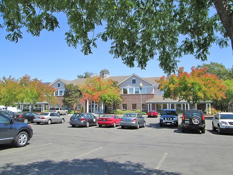 8911 Lakewood Dr, Windsor, CA à louer - Photo de l’immeuble – Image 3 sur 62