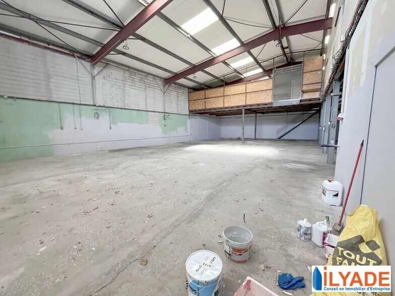 Local d’activités dans Aubagne à louer - Photo intérieure – Image 2 sur 6