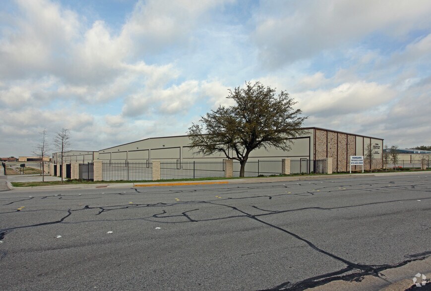 15809 Addison Rd, Addison, TX à vendre - Photo de l’immeuble – Image 2 sur 32