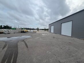 7200 Bucks Ln, Fort Myers, FL à louer Photo de l’immeuble– Image 1 sur 3