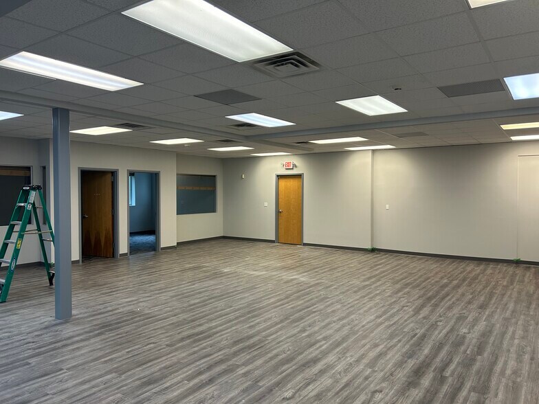 207 Commercial Ct, Morganville, NJ à louer - Photo de l’immeuble – Image 2 sur 11