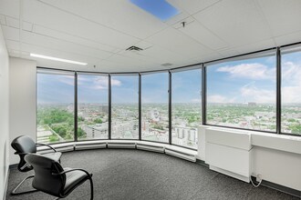 300 Rue Léo-Pariseau, Montréal, QC à louer Photo intérieure– Image 2 sur 8