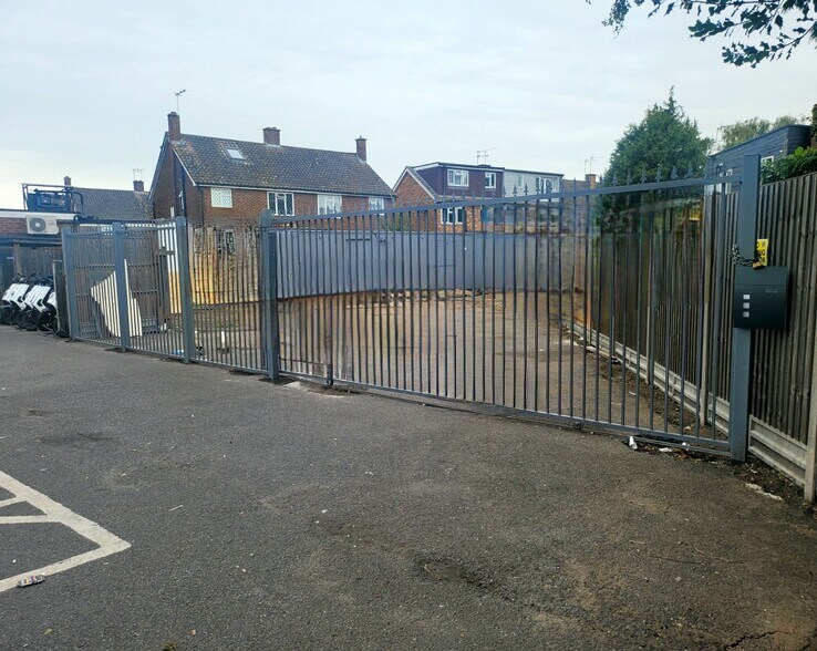 Staines Rd W, Ashford à louer - Photo de l’immeuble – Image 1 sur 8