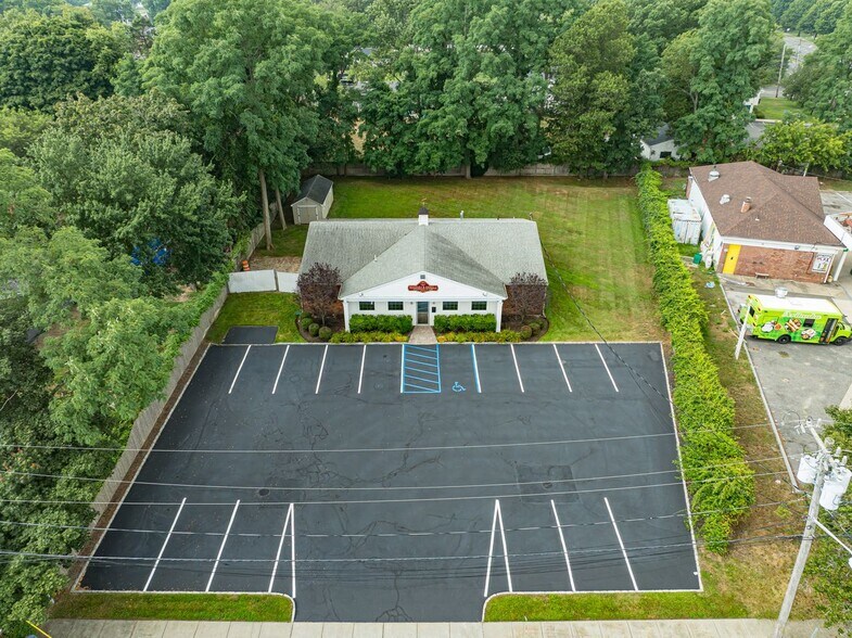 1698 Roosevelt Ave, Bohemia, NY à vendre - Photo de l’immeuble – Image 1 sur 21