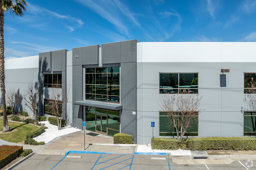450 Parkcenter Cir N, San Bernardino, CA à louer - Photo de l’immeuble – Image 3 sur 6