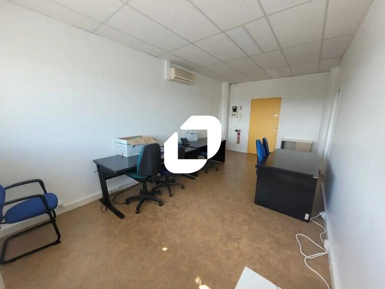 Local d’activités dans Poissy à louer - Photo de l’immeuble – Image 3 sur 18