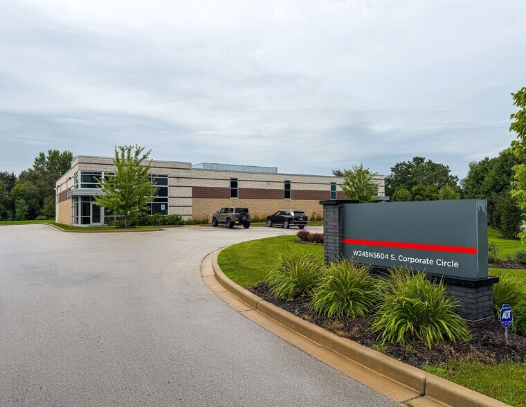 W245N5604 S Corporate Cir, Sussex, WI à vendre - Photo de l’immeuble – Image 2 sur 8