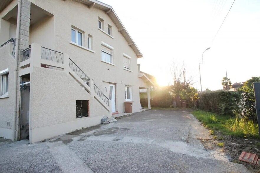 Local d’activités dans Pau à louer - Photo de l’immeuble – Image 1 sur 4
