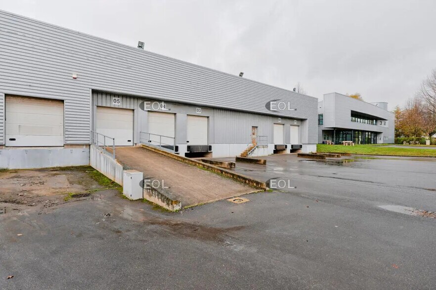 Local d’activités dans Wissous à louer - Photo de l’immeuble – Image 2 sur 9