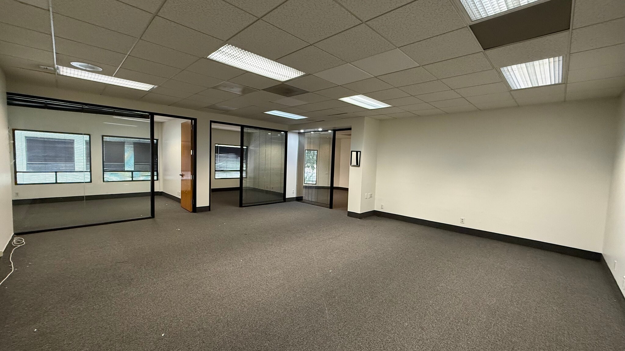 24404 S Vermont Ave, Harbor City, CA à louer Photo intérieure– Image 1 sur 2