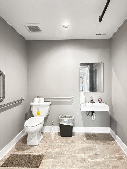 1911 NE 58th Ave, Des Moines, IA à louer - Photo de l’immeuble – Image 3 sur 47