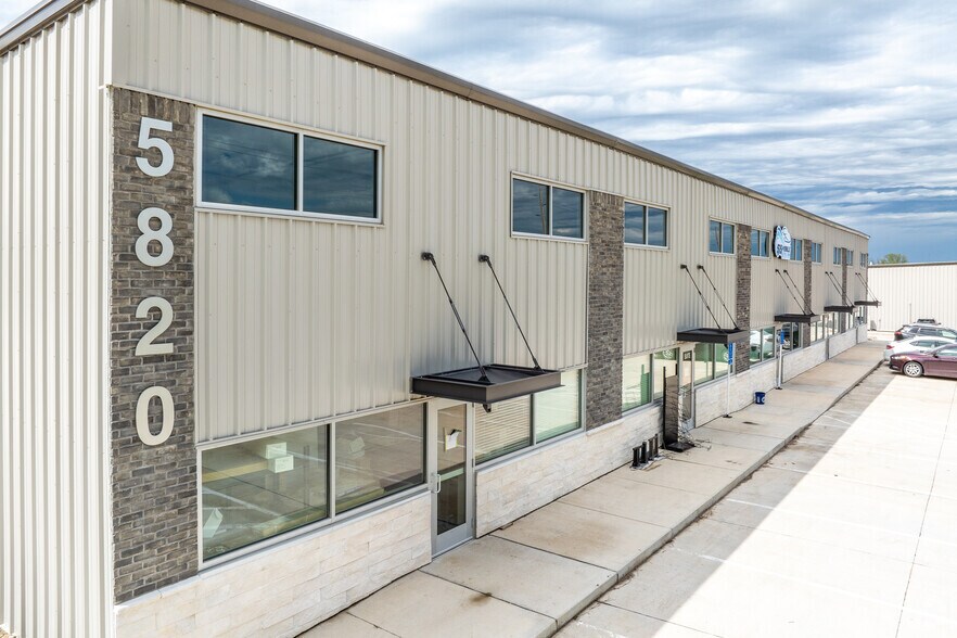 5820 NW Beaver Dr, Johnston, IA à louer - Photo de l’immeuble – Image 2 sur 11