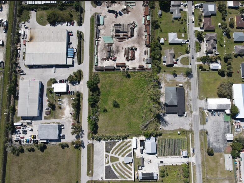 2140 Flint Dr, Fort Myers, FL à louer - Photo de l’immeuble – Image 3 sur 4