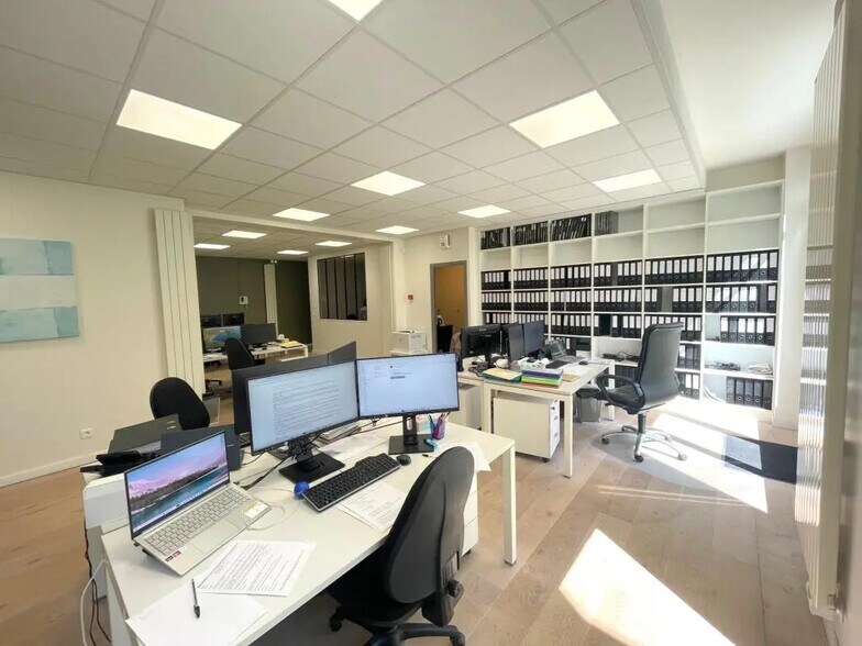 Bureau dans Saint-Germain-en-Laye à louer - Photo de l’immeuble – Image 3 sur 12