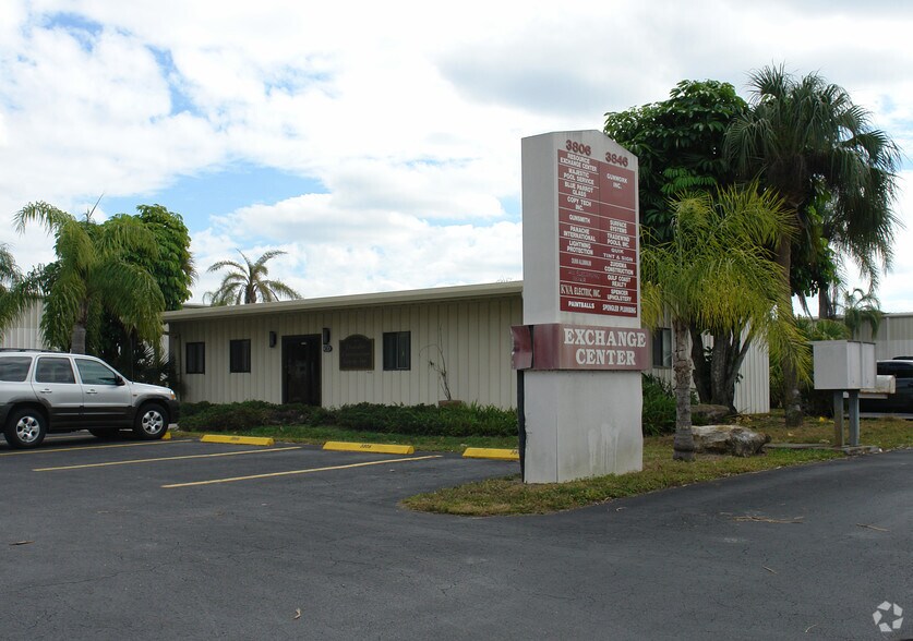 3806 Exchange Ave, Naples, FL à louer - Photo de l’immeuble – Image 3 sur 5
