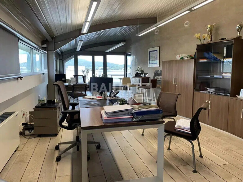 Bureau dans Fréjus à louer - Photo de l’immeuble – Image 1 sur 12