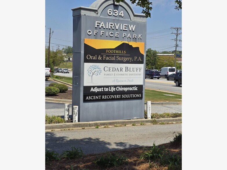 634 Fairview Rd, Simpsonville, SC à louer - Photo de l’enseigne sur pylône – Image 3 sur 6