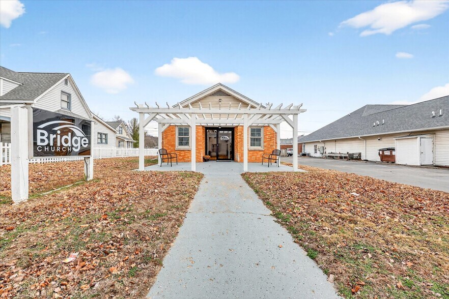 Spencer Three-Property Church & Resident portefeuille de 2 biens à vendre sur LoopNet.fr - Photo principale – Image 1 sur 42