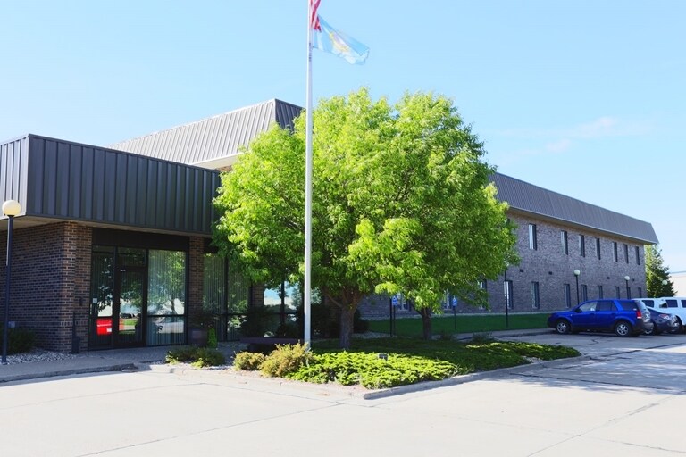 1515 N Sanborn Blvd, Mitchell, SD à vendre - Photo principale – Image 1 sur 35