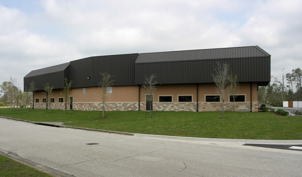 531 S Econ Cir, Oviedo, FL à louer - Photo de l’immeuble – Image 3 sur 5