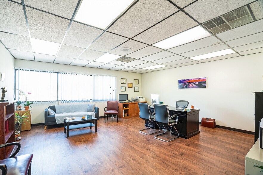 17037 Chatsworth St, Granada Hills, CA à vendre - Photo intérieure – Image 3 sur 9