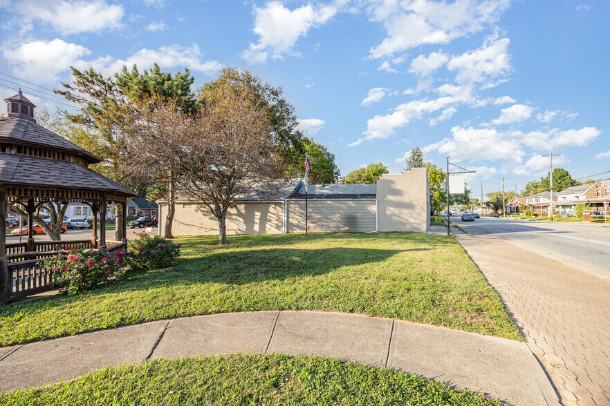 8611 Reading Rd, Cincinnati, OH à vendre - Photo de l’immeuble – Image 3 sur 31