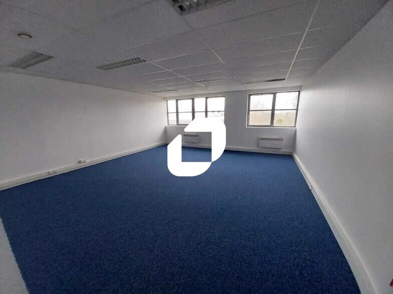 Bureau dans Poissy à louer - Photo de l’immeuble – Image 1 sur 4