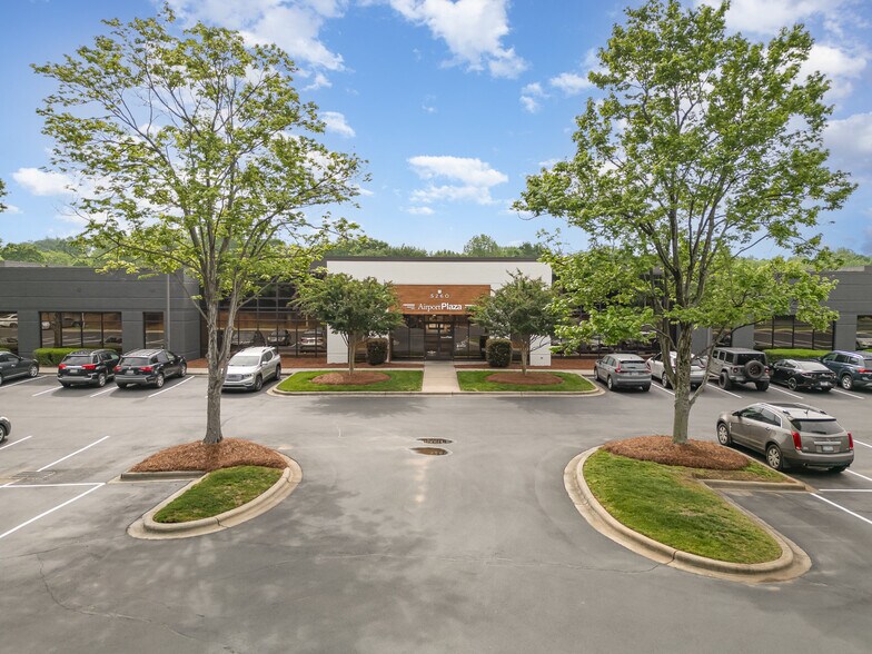 5260 Parkway Plaza Blvd, Charlotte, NC à louer - Photo de l’immeuble – Image 1 sur 12