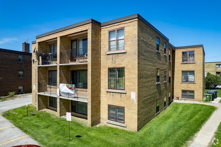 27 Hotspur Rd, Toronto, ON à vendre - Photo de l’immeuble – Image 2 sur 22