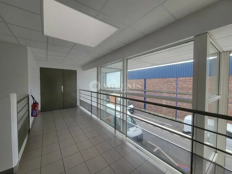 Bureau dans Saint-Denis à louer - Photo de l’immeuble – Image 3 sur 10