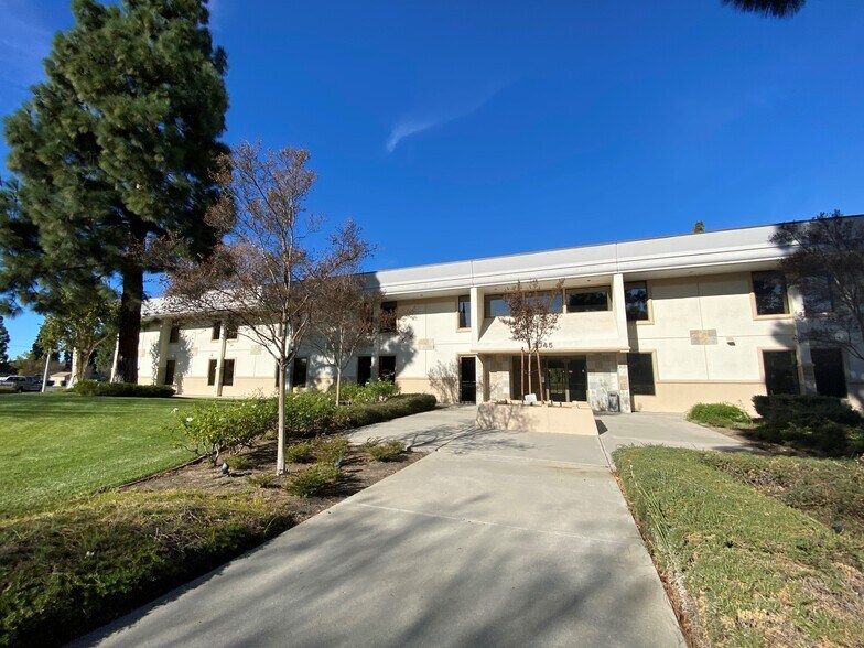 2045 Royal Ave, Simi Valley, CA à louer - Photo de l’immeuble – Image 2 sur 11