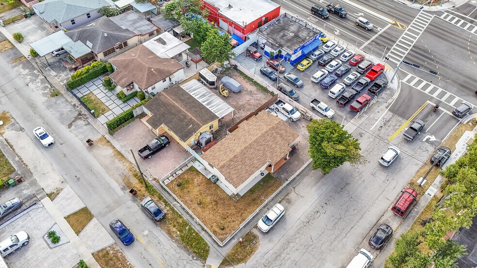 820 E 43rd St, Hialeah, FL à vendre - Photo de l’immeuble – Image 2 sur 14