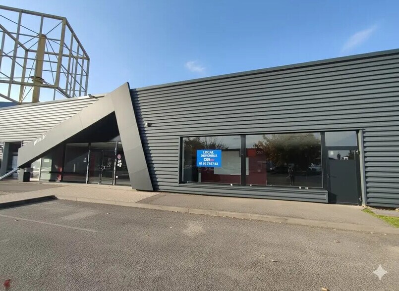 Local commercial dans SAINT EGREVE à louer - Photo de l’immeuble – Image 1 sur 6