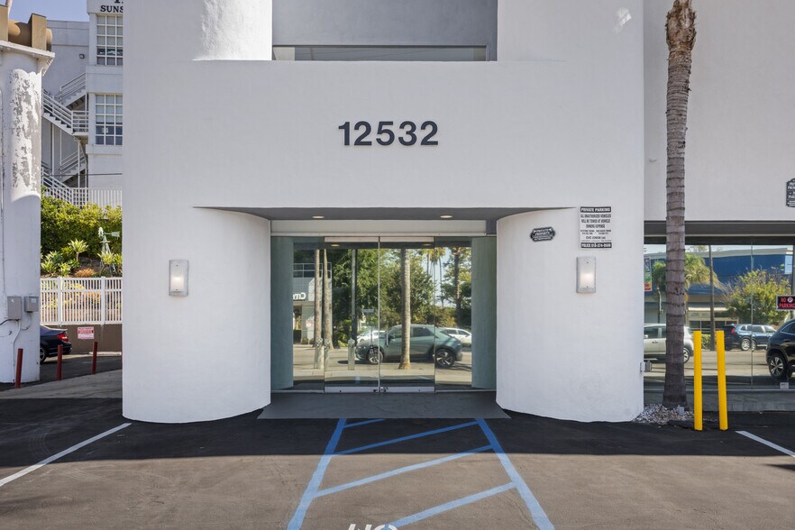 12532 Ventura Blvd, Studio City, CA à louer - Photo de l’immeuble – Image 3 sur 25