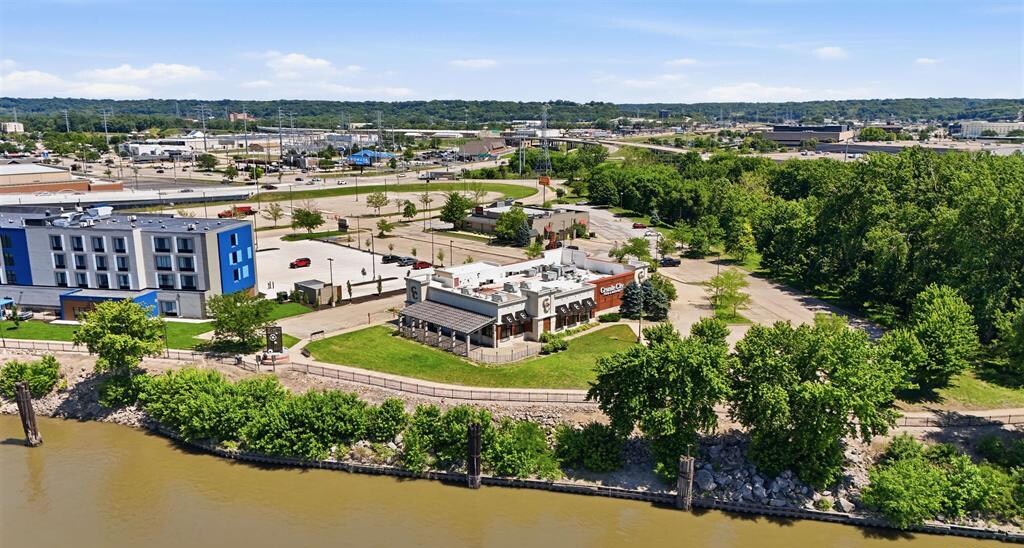 230 Conference Center Dr, East Peoria, IL à louer Photo de l’immeuble– Image 1 sur 36