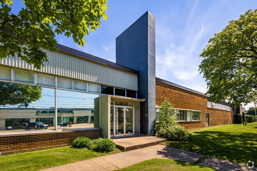 5600-5620 Rue Ferrier, Mt Royal, QC à louer - Photo de l’immeuble – Image 3 sur 10