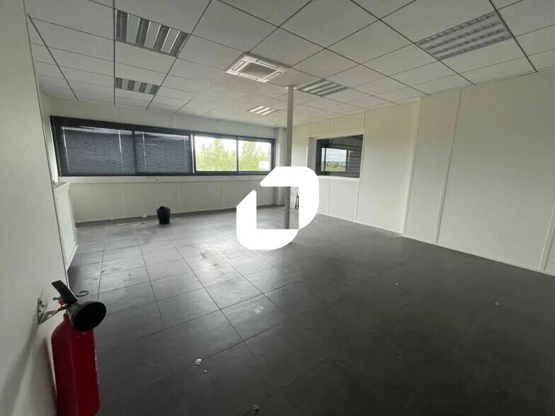 Local d’activités dans Bruges à louer - Photo de l’immeuble – Image 2 sur 6