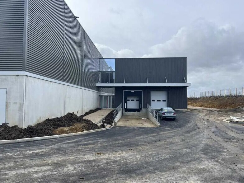 Bureau dans Louvres à louer - Photo de l’immeuble – Image 3 sur 14