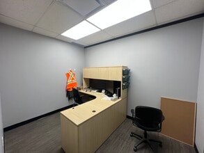 16303-16321 132 Av NW, Edmonton, AB à louer Photo de l’immeuble– Image 2 sur 2