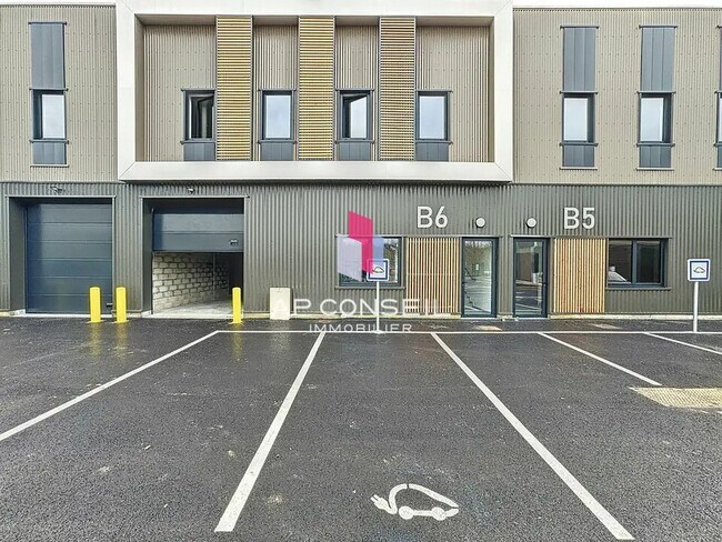 Plus de détails pour Local d'activités à louer