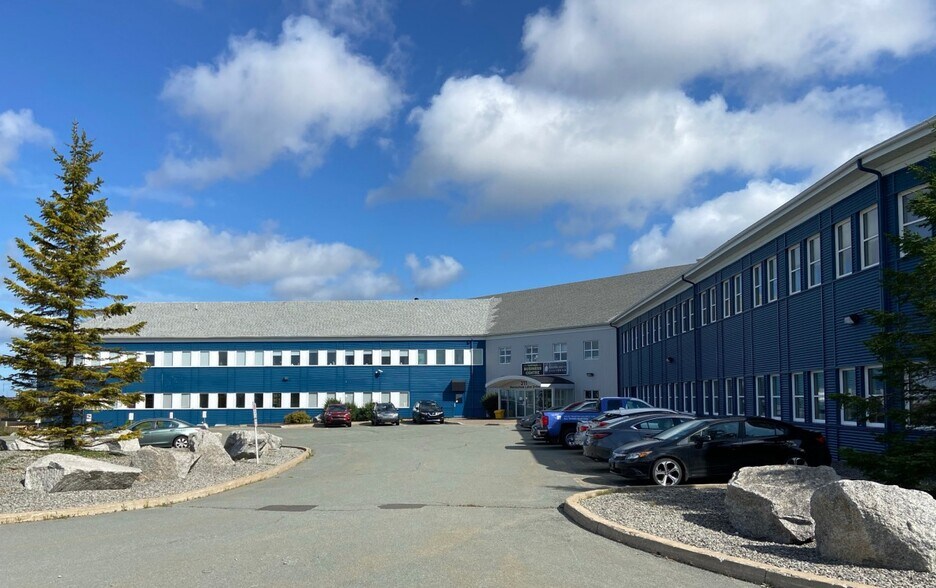 211 Horseshoe Lake Dr, Halifax, NS à louer - Photo de l’immeuble – Image 2 sur 3