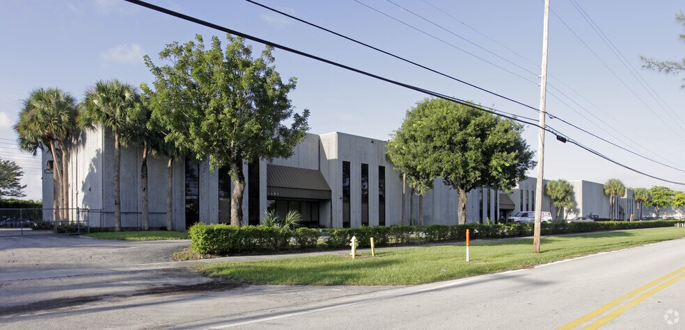 1111 Old Griffin Rd, Dania Beach, FL à louer - Photo de l’immeuble – Image 2 sur 14