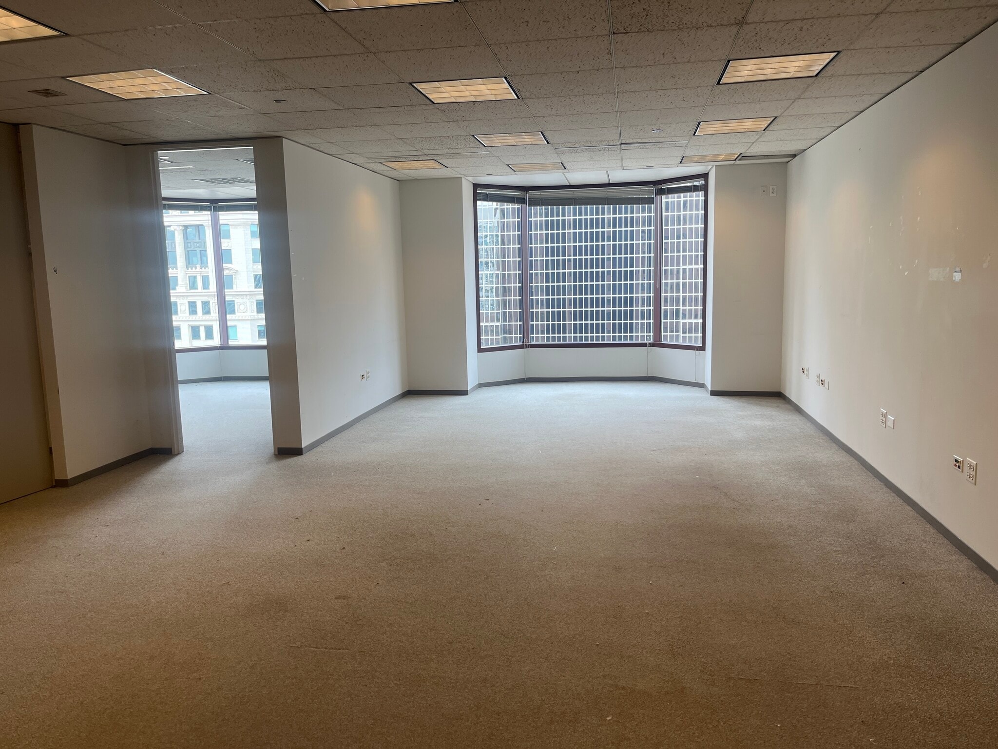 425 S Financial Pl, Chicago, IL à louer Photo de l’immeuble– Image 1 sur 2