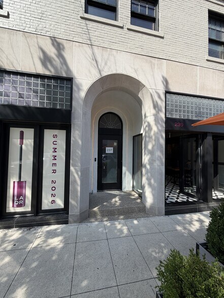 237 N Old Woodward Ave, Birmingham, MI à louer - Photo de l’immeuble – Image 2 sur 6