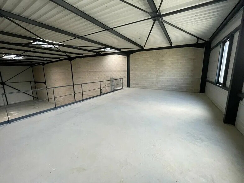 Local d'activités dans Persan à vendre - Photo de l’immeuble – Image 2 sur 4