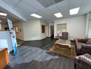 20300 Empire Ave, Bend, OR à louer Photo de l’immeuble– Image 1 sur 6