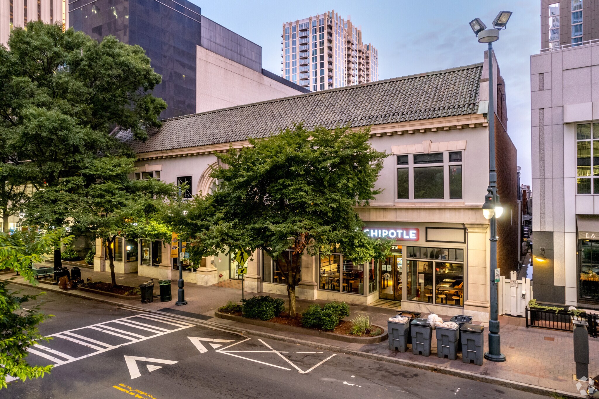 316-324 S Tryon St, Charlotte, NC à louer Photo de l’immeuble– Image 1 sur 10