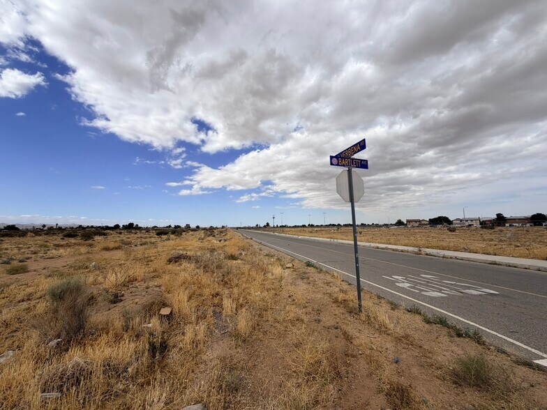 Barlett Ave, Adelanto, CA à vendre - Photo de l’immeuble – Image 2 sur 11