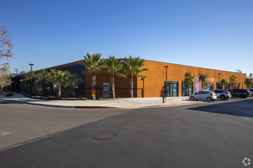 8500 Balboa Blvd, Northridge, CA à louer - Photo de l’immeuble – Image 1 sur 9